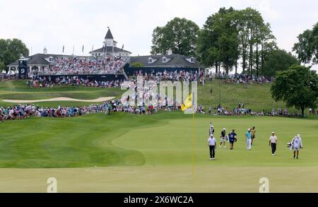 Louisville, Stati Uniti. 15 maggio 2024. Gli appassionati di golf accontentano il campo mentre cercano di vedere il loro golfista preferito durante la prima partita del campionato PGA 2024 al campo da golf Valhalla, giovedì 16 maggio 2024 a Louisville, Kentucky. Foto di John Sommers II/UPI credito: UPI/Alamy Live News Foto Stock