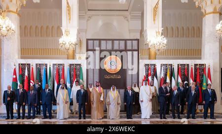 Manama, Bahrein. 16 maggio 2024. Il re del Bahrein Hamad bin Isa al-Khalifa (C) pone con i leader arabi in vista del 33° vertice della Lega araba a Manama in Bahrain, giovedì 16 maggio 2024, foto di Bahrain News Agency/UPI Credit: UPI/Alamy Live News Foto Stock