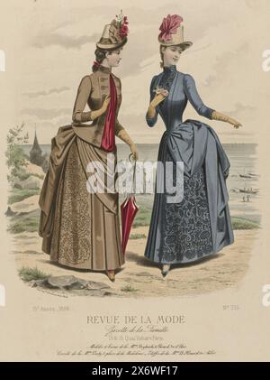 Revue de la Mode, Gazette de la Famille, dimanche 20 giugno 1886, 15e Année, No. 755: Modèles & Tissus (...), due donne che camminano tra le dune, sullo sfondo la spiaggia con alcune barche. A sinistra: Abito di lana beige, "Surah" rosso e soutache nero. Giacca con revers fissata con grandi bottoni. A destra: Abito in puro velluto grigio "sicilienne" e broccato. Modello e tessuti della maison Brylinski et Girard. Di seguito sono riportate alcune righe di testo pubblicitario per vari prodotti. Stampa dalla rivista di moda Revue de la Mode (1872-1913). Descrizione dettagliata degli indumenti a pagina 196 Foto Stock