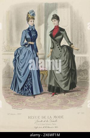 Revue de la Mode, Gazette de la Famille, dimanche 13 febbraio 1887, 16e Année, No. 789: Etoffes de la M.on le Houssel (...), due donne in un interno. A sinistra: "toilette" di pura lana blu, "lainage soutaché" e "peluche". Sotto gonna di seta e gonna drappeggiata di lana. Cappello con nastri di cravatta e decorato con piume. Destra: 'toilette' di Gray(?) lana, grigio scuro (verde muschio?) velluto e rosso "surah". Corpetto con collo grande, revers e grandi bottoni in velluto. Sotto l'immagine c'è una riga di testo pubblicitario per i tessuti. Stampa dalla rivista di moda Revue de la Mode (1872-1913). Dettagliato Foto Stock