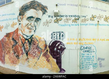 Un murale di George Orwell accanto al molo di Southwold, Suffolk, Regno Unito Foto Stock