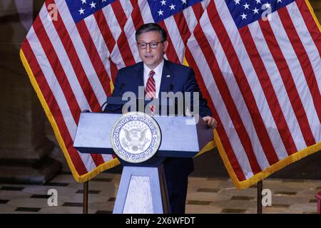 Il presidente della camera dei rappresentanti degli Stati Uniti Mike Johnson (repubblicano della Louisiana) fa osservazioni durante una cerimonia che svela una statua del compianto reverendo Billy Graham, giovedì 16 maggio 2024 a Washington DC. Credito: Aaron Schwartz/CNP/MediaPunch Foto Stock