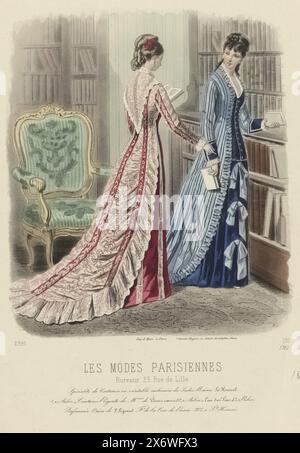 Les Modes Parisiennes, 1878, No. 1782 : Spécialité de Costumes, (...), due donne, una delle quali vista da dietro, in una biblioteca; sono in piedi vicino ad una libreria con alcuni libri in mano. Di seguito sono riportate alcune righe di testo pubblicitario per vari prodotti. Stampa dalla rivista di moda Les Modes Parisiennes (1843-1885)., stampatore: Anonimo, Huguet, (menzionato sull'oggetto), stampatore: Lucien Marc, (menzionato sull'oggetto), Parigi, 1878, carta, incisione, altezza c. 354 mm x larghezza c. 260 mm Foto Stock