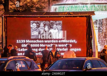 Pro-Israel-Aktion vor der uni, Original Videos des Hamas-Überfalls am 7. Oktober 2023, Gegenveranstaltung zum Pro-Palästina-Protestcamp, München, 16. Mai 2024 Deutschland, München, 16. Mai 2024, Pro-Israelische-Aktion mit Original Videos vom 7. Oktober 2023, dem Überfall der Hamas auf Israel, Die grausamen Bilder werden auf einem großen Videoschirm in 5-Minuten-Endlosschleife vor dem uni Hauptgebäude gezeigt, uni-Brunnen, Geschwister-Scholl-Platz, gedacht als Gegenveranstaltung israelischer Unterstützer zum Pro-Palästina--Protestkamp auf der Under der der der der Seorgani Foto Stock