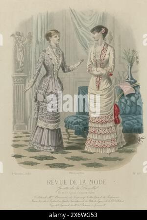 Revue de la Mode, Gazette de la Famille, dimanche 28 novembre 1880, 9e année, No. 465: Toilette de Mme Lesueur (...), due donne in un interno, vestite con abiti di Lesueur. La rivista di moda "Revue de la Mode" è sul tavolo. A sinistra: Abito per una giovane donna realizzato in "raso merveilleux" (raso) viola e brocatelle. A destra: Abito da sera per una giovane donna fatto di "surah" bianca, ricamato in rosso. Sotto l'immagine sono riportate alcune righe di testo pubblicitario per diversi prodotti. Stampa dalla rivista di moda Revue de la Mode (1872-1913). Descrizione dettagliata dell'abbigliamento a pagina 398 'PLANCHE Foto Stock