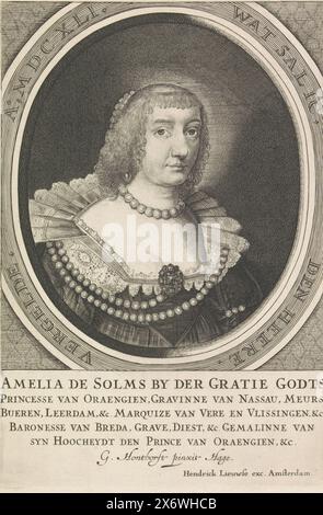 Ritratto di Amalia van Solms, Ritratto di Amalia in un ovale con scritta a bordo. Il suo nome a margine inferiore., stampa, stamperia: Anonima, dopo la pittura di: Gerard van Honthorst, (menzionata sull'oggetto), editore: Hendrick Lieuwse, (menzionata sull'oggetto), stamperia: Paesi bassi, dopo aver dipinto di: L'Aia, editore: Amsterdam, 1641, carta, incisione, incisione, altezza, 256 mm x larghezza, 172 mm Foto Stock