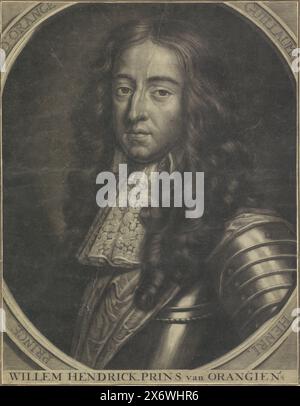 Ritratto di Guglielmo III, Principe d'Orange, Ritratto di Guglielmo III in un ovale rotto con scrittura a bordo. Nel margine inferiore sono riportati il nome e il titolo., stampa, Print Maker: Anonymous, Low Countries, 1670 - 1749, carta, altezza, 317 mm x larghezza, 247 mm Foto Stock