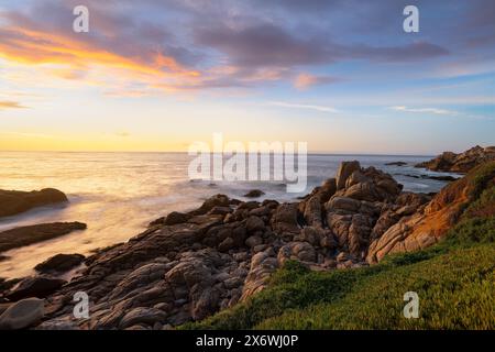 Tramonto sulla costa rocciosa di Concon nella regione di Valparaíso in cile Foto Stock