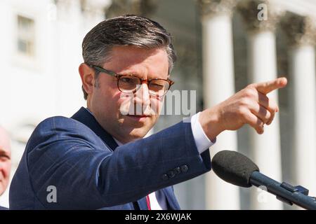 Il presidente della camera dei rappresentanti degli Stati Uniti Mike Johnson (repubblicano della Louisiana) fa osservazioni con i leader repubblicani della camera riguardo alla legge sulla sicurezza di Israele, sui gradini della camera del Campidoglio degli Stati Uniti a Washington DC, giovedì 16 maggio 2024. Credito: Aaron Schwartz/CNP Foto Stock