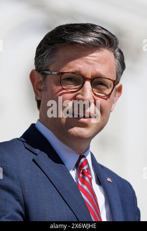 Il presidente della camera dei rappresentanti degli Stati Uniti Mike Johnson (repubblicano della Louisiana) fa osservazioni con i leader repubblicani della camera riguardo alla legge sulla sicurezza di Israele, sui gradini della camera del Campidoglio degli Stati Uniti a Washington DC, giovedì 16 maggio 2024. Credito: Aaron Schwartz/CNP Foto Stock