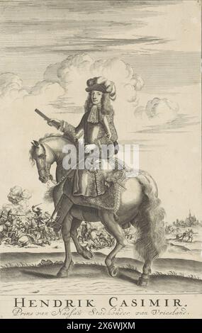 Ritratto equestre di Hendrik Casimir II, conte di Nassau-Dietz, ritratto equestre di Hendrik Casimir II. Nella sua mano destra uno staff di comando. Sullo sfondo una lotta a cavallo. Nel margine inferiore ci sono il nome e i titoli., stampa, Print Maker: Anonimo, Paesi Bassi, 1675 - 1749, carta, incisione, incisione, altezza, 281 mm x larghezza, 180 mm Foto Stock