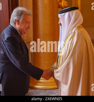 Manama, Bahrein. 16 maggio 2024. Il re del Bahrein Hamad bin Isa al Khalifa (R) riceve il segretario generale delle Nazioni Unite Antonio Guterres (L) a Manama, in Bahrein, giovedì 16 maggio 2024, davanti alla 33a Lega araba. Foto di Bahrain News Agency (BNA)/UPI Credit: UPI/Alamy Live News Foto Stock