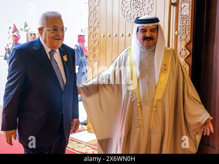 Manama, Bahrein. 16 maggio 2024. Il re del Bahrein Hamad bin Isa al Khalifa (R) riceve il presidente dell'Autorità palestinese Mahmud Abbas (L) a Manama, in Bahrein, giovedì 16 maggio 2024, davanti alla 33a Lega araba. Foto di Bahrain News Agency (BNA)/UPI Credit: UPI/Alamy Live News Foto Stock