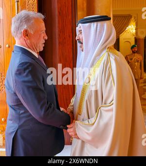 Manama, Bahrein. 16 maggio 2024. Il re del Bahrein Hamad bin Isa al Khalifa (R) ha ricevuto il re giordano Abdullah II (L) a Manama, in Bahrein, giovedì 16 maggio 2024, davanti alla 33a Lega Araba. Foto di Bahrain News Agency (BNA)/UPI Credit: UPI/Alamy Live News Foto Stock