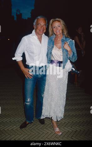 Ralph Lauren e la moglie Ricky Anne Loew-Beer partecipano al Ralph Lauren Spring 2003 Fashion Show al Cooper Hewitt Museum di New York il 21 settembre 2002. Foto di Henry McGee/MediaPunch Foto Stock