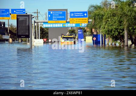 16 maggio 2024, Porto Alegre, Rio grande do sul, Brasile: Porto Alegre (RS), 05/16/2024 Ã¢â‚¬' PIOGGIA/TEMPO/INONDAZIONE/RS Ã¢â‚¬' record dei danni causati dalle inondazioni nei quartieri di Navegantes e Anchieta, nella zona nord della città di Porto Alegre, questo giovedì (15). Molti veicoli sono stati abbandonati su strade completamente allagate e gli animali vengono salvati e curati quotidianamente dai volontari. L'aeroporto internazionale Salgado Filho è temporaneamente chiuso in quanto la pista non offre condizioni per le operazioni degli aeromobili. (Foto: Marcelo Oliveira/Thenews2/Zumapress) (immagine di credito: © Marcelo Oliveira/TheNEWS2 vi Foto Stock