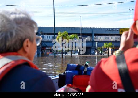 16 maggio 2024, Porto Alegre, Rio grande do sul, Brasile: Porto Alegre (RS), 05/16/2024 Ã¢â‚¬' PIOGGIA/TEMPO/INONDAZIONE/RS Ã¢â‚¬' record dei danni causati dalle inondazioni nei quartieri di Navegantes e Anchieta, nella zona nord della città di Porto Alegre, questo giovedì (15). Molti veicoli sono stati abbandonati su strade completamente allagate e gli animali vengono salvati e curati quotidianamente dai volontari. L'aeroporto internazionale Salgado Filho è temporaneamente chiuso in quanto la pista non offre condizioni per le operazioni degli aeromobili. (Foto: Marcelo Oliveira/Thenews2/Zumapress) (immagine di credito: © Marcelo Oliveira/TheNEWS2 vi Foto Stock