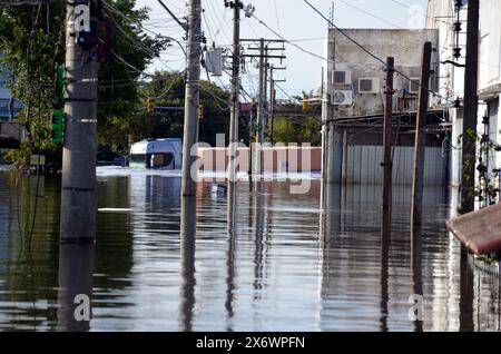 16 maggio 2024, Porto Alegre, Rio grande do sul, Brasile: Porto Alegre (RS), 05/16/2024 Ã¢â‚¬' PIOGGIA/TEMPO/INONDAZIONE/RS Ã¢â‚¬' record dei danni causati dalle inondazioni nei quartieri di Navegantes e Anchieta, nella zona nord della città di Porto Alegre, questo giovedì (15). Molti veicoli sono stati abbandonati su strade completamente allagate e gli animali vengono salvati e curati quotidianamente dai volontari. L'aeroporto internazionale Salgado Filho è temporaneamente chiuso in quanto la pista non offre condizioni per le operazioni degli aeromobili. (Foto: Marcelo Oliveira/Thenews2/Zumapress) (immagine di credito: © Marcelo Oliveira/TheNEWS2 vi Foto Stock