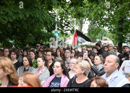 (240516) -- ZAGABRIA, 16 maggio 2024 (Xinhua) -- la gente partecipa a una protesta filo-palestinese davanti all'ambasciata israeliana a Zagabria, in Croazia, il 16 maggio 2024. (Neva Zganec/PIXSELL tramite Xinhua) Foto Stock