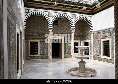 TUNISI, TUNISIA - 2 APRILE 2024: Piccolo patio del Museo del Bardo in Tunisia Foto Stock