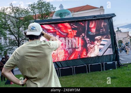 Pro-Israel-Aktion vor der uni, Original Videos des Hamas-Überfalls am 7. Oktober 2023, Gegenveranstaltung zum Pro-Palästina-Protestcamp, München, 16. Mai 2024 Deutschland, München, 16. Mai 2024, Pro-Israelische-Aktion mit Original Videos vom 7. Oktober 2023, dem Überfall der Hamas auf Israel, entsetzter Zuschauer, die grausamen Bilder werden auf einem großen Videoschirm in 5-Minuten-Endlosschleife vor dem uni Hauptgebäude gezeigt, hier Blut am Boden eines von der Hamas erstürmten Hauses, Geschwister-Scholl-Platz, gedacht als Gegenveranstung-Unterstützer Prozung-Palästina Prozung- Foto Stock