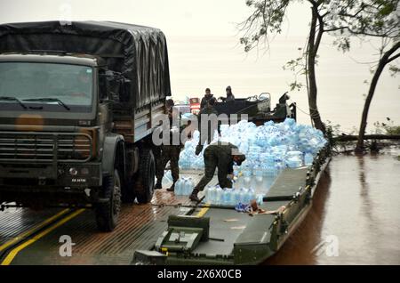 16 maggio 2024, Porto Alegre, Rio grande do sul, Brasile: Porto Alegre (RS), 05/16/2024 l'esercito brasiliano di Ã¢â‚¬ 'PIOGGIA/TEMPO/INONDAZIONE/RS Ã¢â‚¬ installa una struttura improvvisata per scaricare rifornimenti da una nave della Marina brasiliana, questo giovedì (16). I materiali sono destinati ad aiutare le vittime delle inondazioni che hanno colpito lo Stato nelle ultime settimane. (Foto: Marcelo Oliveira/Thenews2/Zumapress) (immagine di credito: © Marcelo Oliveira/TheNEWS2 via ZUMA Press Wire) SOLO PER USO EDITORIALE! Non per USO commerciale! Foto Stock