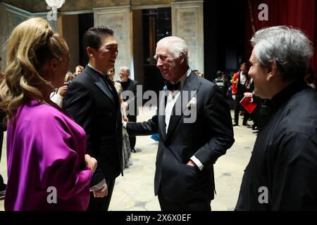 Re Carlo III (centro) incontra il cast di uno spettacolo speciale di gala alla Royal Opera House di Londra in omaggio al direttore musicale uscente Sir Antonio Pappano. Data foto: Giovedì 16 maggio 2024. Foto Stock