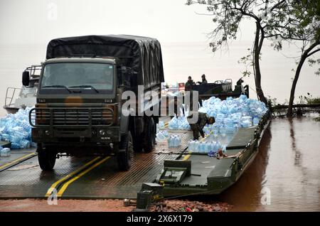 16 maggio 2024, Porto Alegre, Rio grande do sul, Brasile: Porto Alegre (RS), 05/16/2024 l'esercito brasiliano di Ã¢â‚¬ 'PIOGGIA/TEMPO/INONDAZIONE/RS Ã¢â‚¬ installa una struttura improvvisata per scaricare rifornimenti da una nave della Marina brasiliana, questo giovedì (16). I materiali sono destinati ad aiutare le vittime dell'inondazione che ha colpito lo stato nelle ultime settimane. (Foto: Marcelo Oliveira/Thenews2/Zumapress) (immagine di credito: © Marcelo Oliveira/TheNEWS2 via ZUMA Press Wire) SOLO PER USO EDITORIALE! Non per USO commerciale! Foto Stock