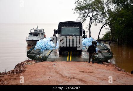 16 maggio 2024, Porto Alegre, Rio grande do sul, Brasile: Porto Alegre (RS), 05/16/2024 l'esercito brasiliano di Ã¢â‚¬ 'PIOGGIA/TEMPO/INONDAZIONE/RS Ã¢â‚¬ installa una struttura improvvisata per scaricare rifornimenti da una nave della Marina brasiliana, questo giovedì (16). I materiali sono destinati ad aiutare le vittime delle inondazioni che hanno colpito lo Stato nelle ultime settimane. (Foto: Marcelo Oliveira/Thenews2/Zumapress) (immagine di credito: © Marcelo Oliveira/TheNEWS2 via ZUMA Press Wire) SOLO PER USO EDITORIALE! Non per USO commerciale! Foto Stock