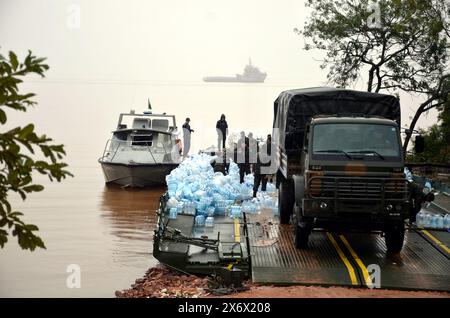 16 maggio 2024, Porto Alegre, Rio grande do sul, Brasile: Porto Alegre (RS), 05/16/2024 l'esercito brasiliano di Ã¢â‚¬ 'PIOGGIA/TEMPO/INONDAZIONE/RS Ã¢â‚¬ installa una struttura improvvisata per scaricare rifornimenti da una nave della Marina brasiliana, questo giovedì (16). I materiali sono destinati ad aiutare le vittime dell'inondazione che ha colpito lo stato nelle ultime settimane. (Foto: Marcelo Oliveira/Thenews2/Zumapress) (immagine di credito: © Marcelo Oliveira/TheNEWS2 via ZUMA Press Wire) SOLO PER USO EDITORIALE! Non per USO commerciale! Foto Stock