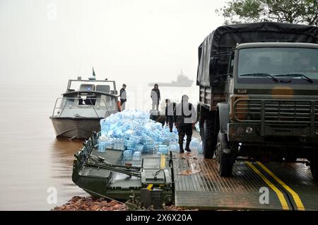 16 maggio 2024, Porto Alegre, Rio grande do sul, Brasile: Porto Alegre (RS), 05/16/2024 l'esercito brasiliano di Ã¢â‚¬ 'PIOGGIA/TEMPO/INONDAZIONE/RS Ã¢â‚¬ installa una struttura improvvisata per scaricare rifornimenti da una nave della Marina brasiliana, questo giovedì (16). I materiali sono destinati ad aiutare le vittime delle inondazioni che hanno colpito lo Stato nelle ultime settimane. (Foto: Marcelo Oliveira/Thenews2/Zumapress) (immagine di credito: © Marcelo Oliveira/TheNEWS2 via ZUMA Press Wire) SOLO PER USO EDITORIALE! Non per USO commerciale! Foto Stock