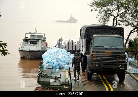 16 maggio 2024, Porto Alegre, Rio grande do sul, Brasile: Porto Alegre (RS), 05/16/2024 l'esercito brasiliano di Ã¢â‚¬ 'PIOGGIA/TEMPO/INONDAZIONE/RS Ã¢â‚¬ installa una struttura improvvisata per scaricare rifornimenti da una nave della Marina brasiliana, questo giovedì (16). I materiali sono destinati ad aiutare le vittime delle inondazioni che hanno colpito lo Stato nelle ultime settimane. (Foto: Marcelo Oliveira/Thenews2/Zumapress) (immagine di credito: © Marcelo Oliveira/TheNEWS2 via ZUMA Press Wire) SOLO PER USO EDITORIALE! Non per USO commerciale! Foto Stock