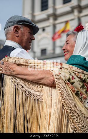 Ballerini maturi ballano le tradizionali chotis durante le festività di San Isidro a Madrid, Spagna Foto Stock