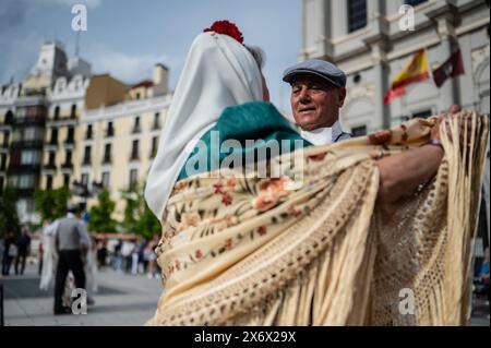 Ballerini maturi ballano le tradizionali chotis durante le festività di San Isidro a Madrid, Spagna Foto Stock