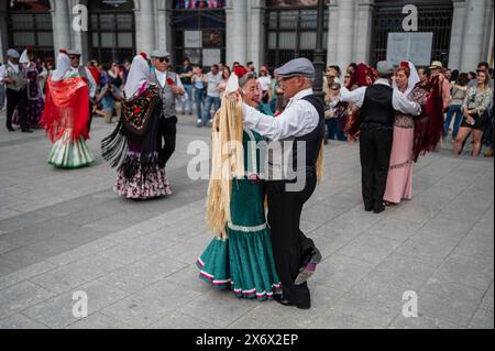 Ballerini maturi ballano le tradizionali chotis durante le festività di San Isidro a Madrid, Spagna Foto Stock