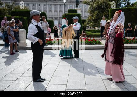 Ballerini maturi ballano le tradizionali chotis durante le festività di San Isidro a Madrid, Spagna Foto Stock