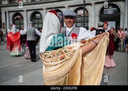 Ballerini maturi ballano le tradizionali chotis durante le festività di San Isidro a Madrid, Spagna Foto Stock