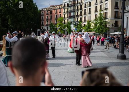 Ballerini maturi ballano le tradizionali chotis durante le festività di San Isidro a Madrid, Spagna Foto Stock