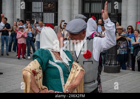 Ballerini maturi ballano le tradizionali chotis durante le festività di San Isidro a Madrid, Spagna Foto Stock