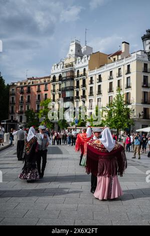 Ballerini maturi ballano le tradizionali chotis durante le festività di San Isidro a Madrid, Spagna Foto Stock