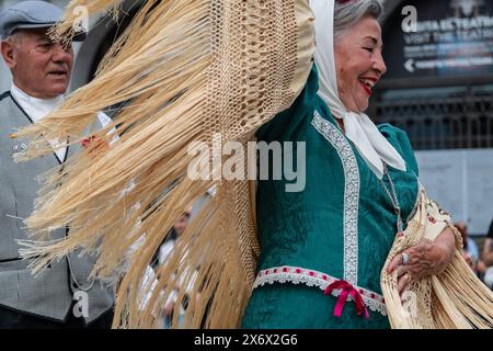 Ballerini maturi ballano le tradizionali chotis durante le festività di San Isidro a Madrid, Spagna Foto Stock