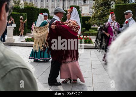 Ballerini maturi ballano le tradizionali chotis durante le festività di San Isidro a Madrid, Spagna Foto Stock