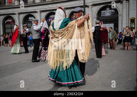 Ballerini maturi ballano le tradizionali chotis durante le festività di San Isidro a Madrid, Spagna Foto Stock