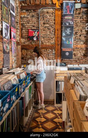 Reccled Music Center & Friperie, negozio di dischi di seconda mano specializzato in vinili di generi eclettici e classici, Madrid, Spagna Foto Stock