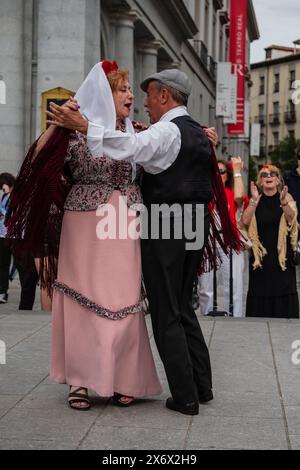 Ballerini maturi ballano le tradizionali chotis durante le festività di San Isidro a Madrid, Spagna Foto Stock