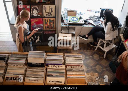 Reccled Music Center & Friperie, negozio di dischi di seconda mano specializzato in vinili di generi eclettici e classici, Madrid, Spagna Foto Stock