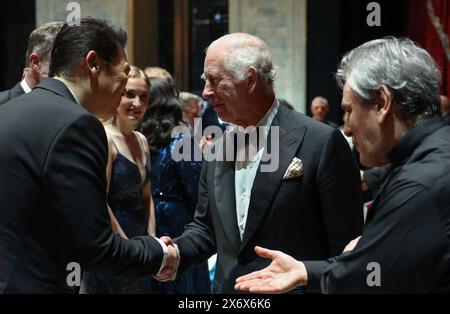 Re Carlo III (centro) incontra il cast di una speciale performance di gala alla Royal Opera House di Londra in omaggio al direttore musicale uscente Sir Antonio Pappano (a destra). Data foto: Giovedì 16 maggio 2024. Foto Stock