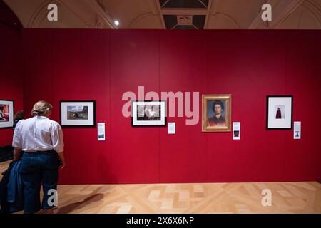 Londra, Regno Unito, 16 maggio 2024, la prima mostra apre presso la recentemente ribattezzata Kings Gallery, Buckingham Palace, dal 17 maggio al 6 ottobre 2024. Questa mostra espone 100 anni di fotografia ritrattistica reale, da Dorothy Wilding e Cecil Beaton ad Annie Leibovitz, David Bailey e Rankin., Andrew Lalchan Photography/Alamy Live News Foto Stock