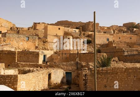 Antico villaggio berbero sulle colline nel governatorato di Gabes, Tunisia Foto Stock