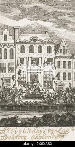 Saccheggio della casa del capitano Spaaroog durante la rivolta dello speaker ad Amsterdam, 1696, saccheggio da parte di una folla arrabbiata della casa del capitano Martinus Spaaroog sul Reguliersgracht durante la rivolta dello speaker ad Amsterdam, 31 gennaio - 1 febbraio 1696. Simon Fokke, Paesi Bassi settentrionali, 1779 - 1781, carta, incisione, altezza, 80 mm x larghezza, 41 mm Foto Stock